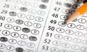 Persona realizando un test de inteligencia para mejorar su puntuación